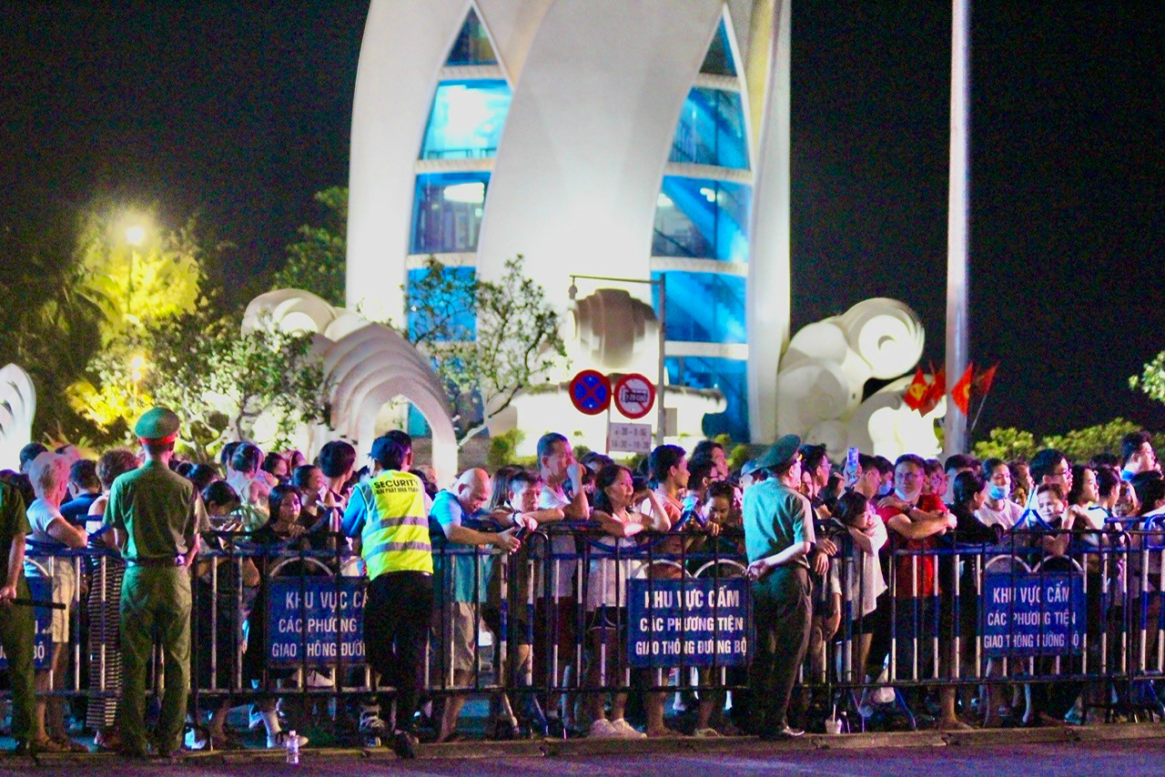 Đông đảo người dân, du khách đã có mặt tại bờ biển Nha Trang từ rất sớm để chờ đợi thưởng thức những tiết mục nghệ thuật đặc sắc.