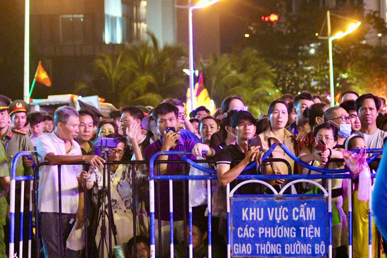 Anh Đinh Văn Hùng (du khách đến từ TPHCM) cho biết: “Tôi cùng gia đình lựa chọn đến TP Nha Trang để vui chơi trong dịp lễ. Tôi không quen nghe nhạc Jazz nhưng hôm nay đến đây tôi cảm thấy vô cùng lôi cuốn. Đây là một sự kiện đặc sắc khiến tôi rất ấn tượng".