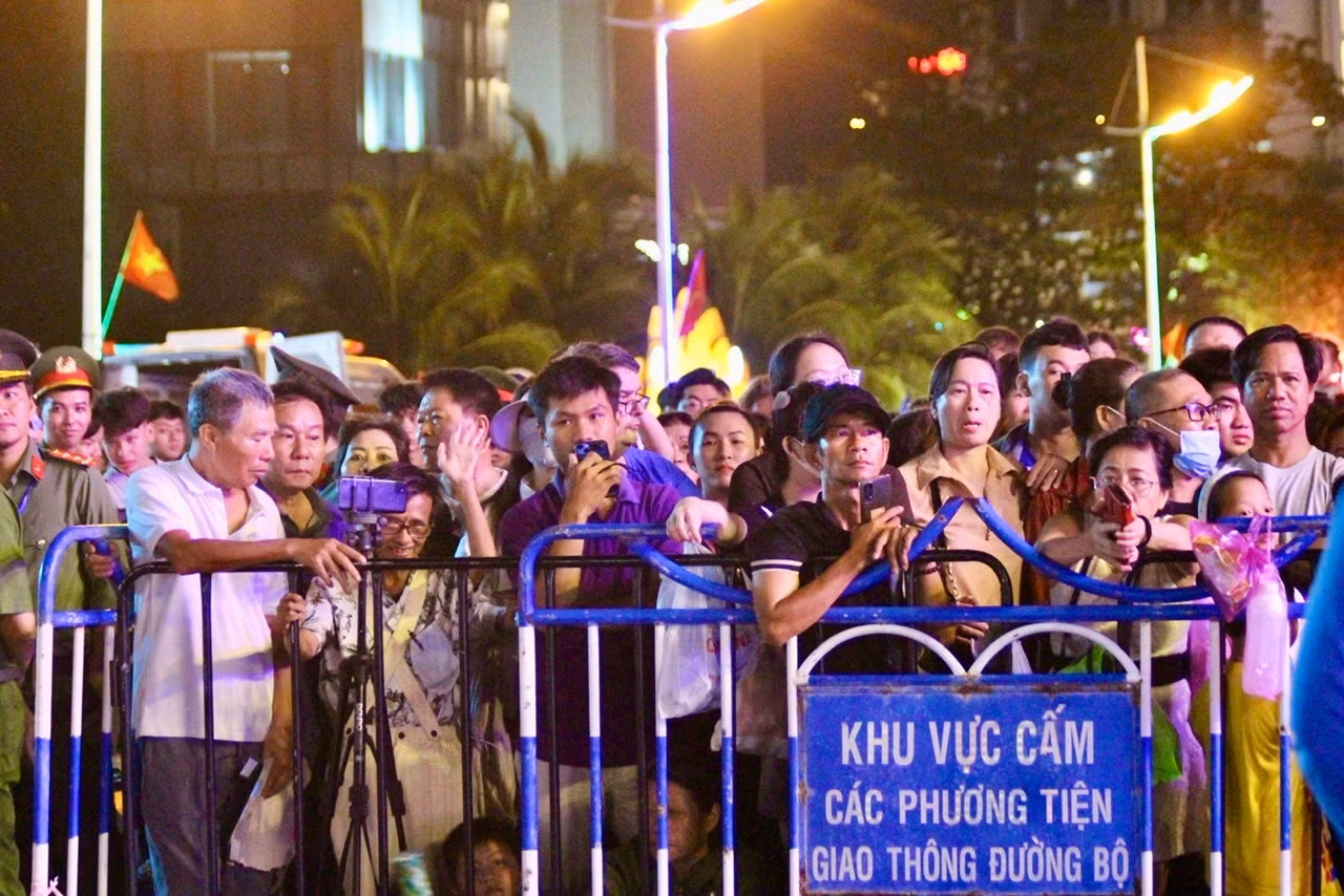 Anh Đinh Văn Hùng (du khách đến từ TPHCM) cho biết: “Tôi cùng gia đình lựa chọn đến TP Nha Trang để vui chơi trong dịp lễ. Tôi không quen nghe nhạc Jazz nhưng hôm nay đến đây tôi cảm thấy vô cùng lôi cuốn. Đây là một sự kiện đặc sắc khiến tôi rất ấn tượng".
