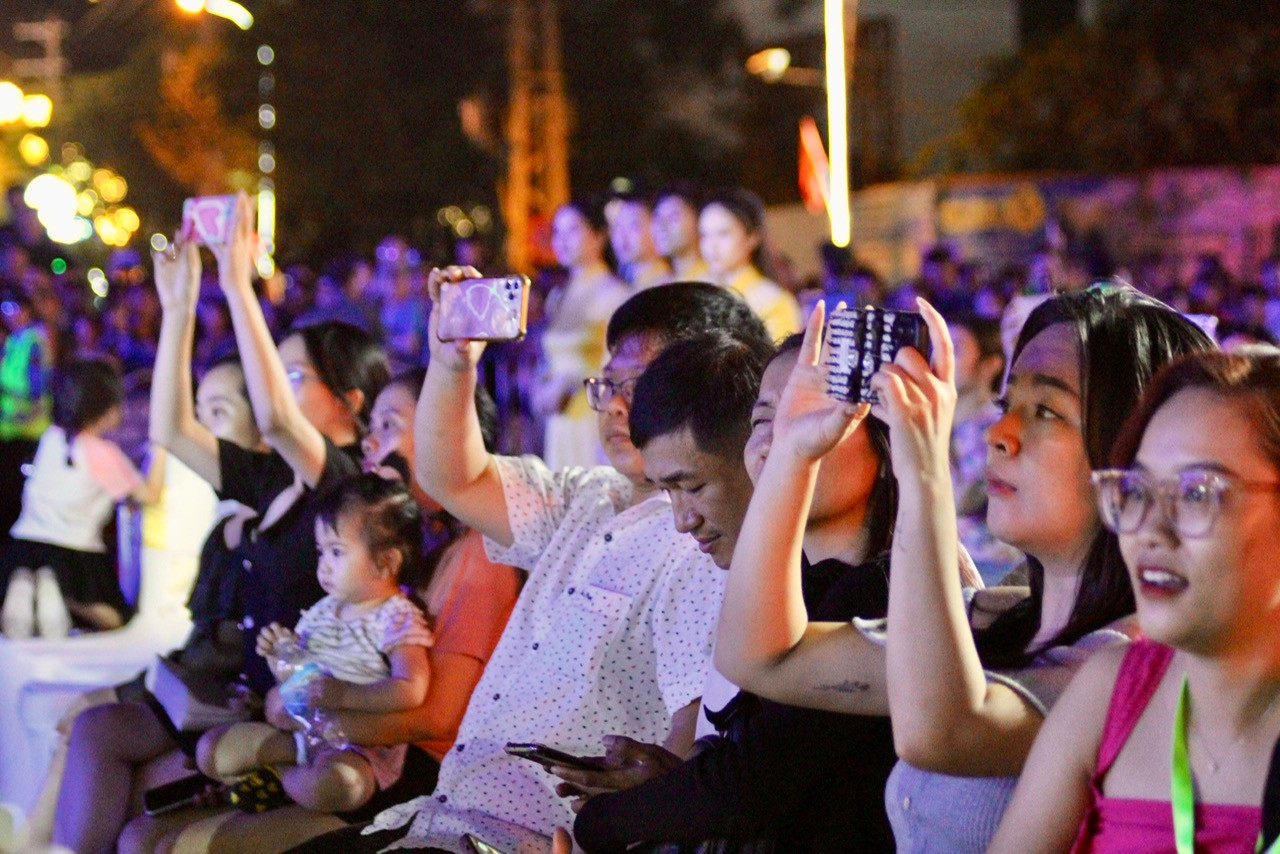 Nhiều du khách thích thú nhảy theo nhạc, họ còn quay video, livestream trên Facebook để bạn bè cùng thưởng thức.