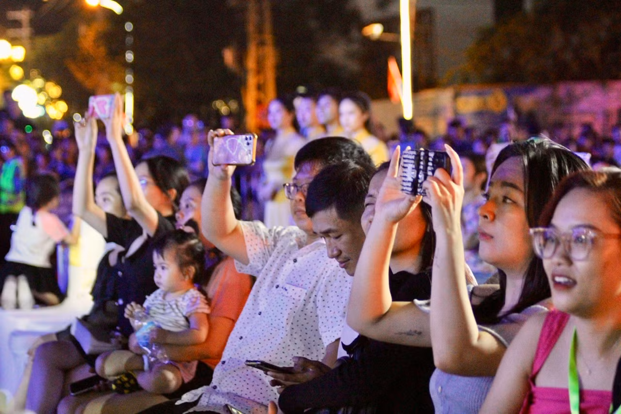 Nhiều du khách thích thú nhảy theo nhạc, họ còn quay video, livestream trên Facebook để bạn bè cùng thưởng thức.