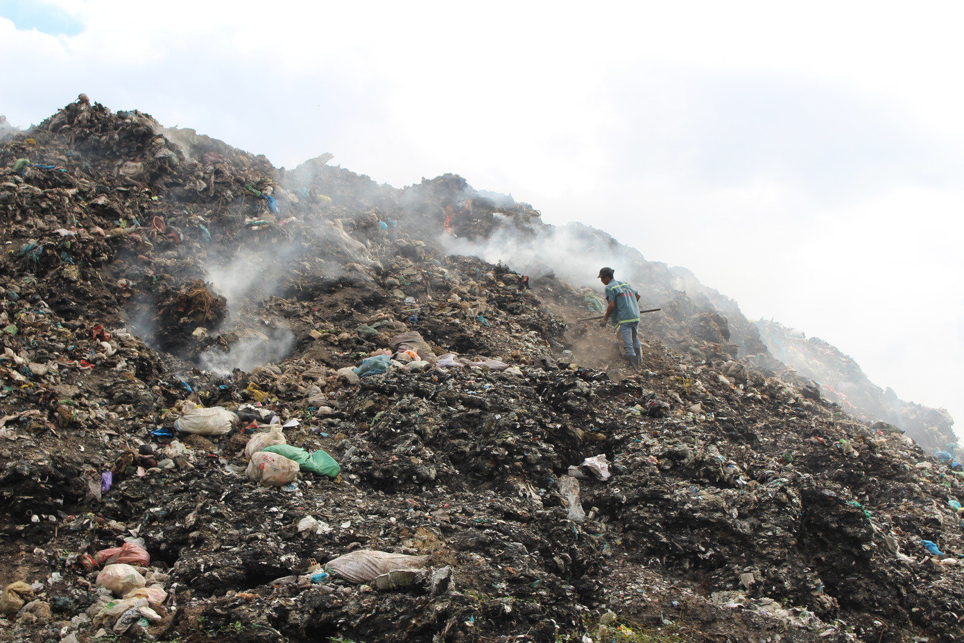 Bãi rác cao gần 10m, cháy âm ỉ ngày đêm, tỏa khói nghi ngút.