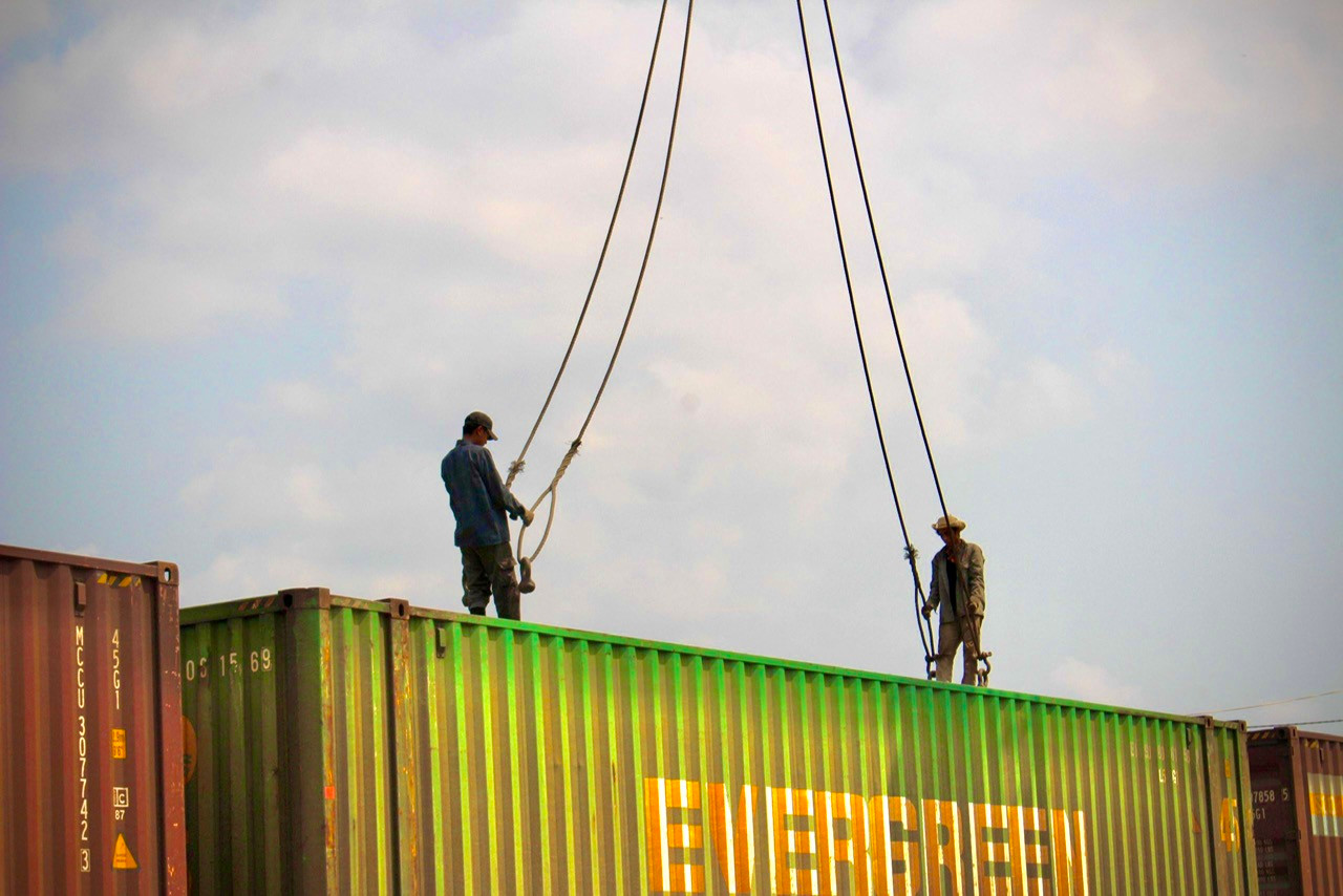 Số lượng tàu hàng cần chuyển tải khá nhiều, do đó những ngày qua các đơn vị đang khẩn trương di chuyển các container từ tàu hỏa sang xe đầu kéo để kịp giao cho khách hàng.