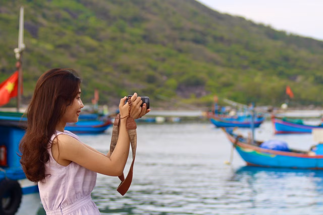Chính vẻ đẹp mộc mạc của cuộc sống nơi đây là nét độc đáo để hút hồn du khách muốn “trốn” khỏi sự xô bồ của thành phố. Chính vẻ đẹp mộc mạc của cuộc sống nơi đây là nét độc đáo để hút hồn du khách muốn “trốn” khỏi sự xô bồ của thành phố.