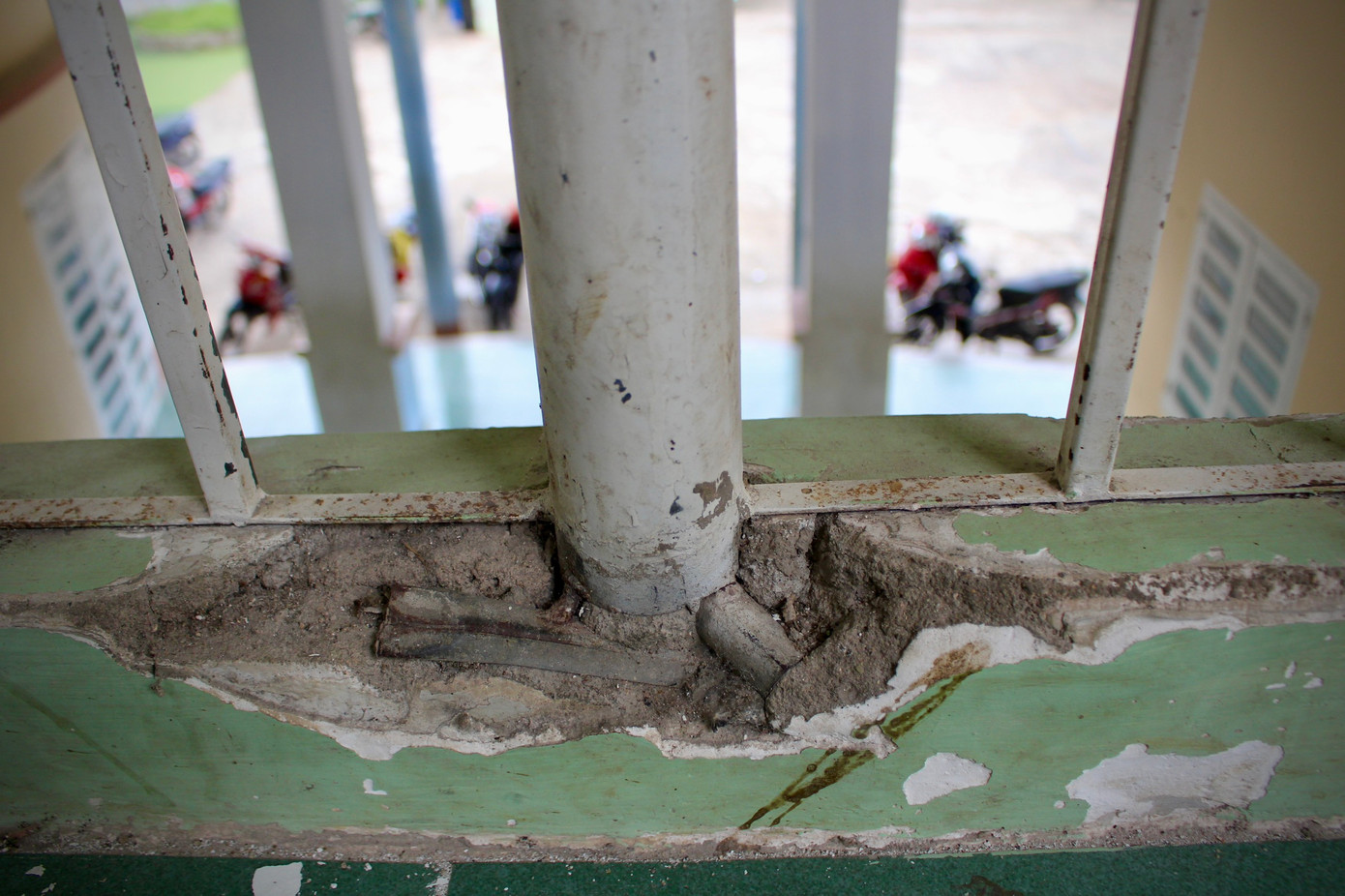 Một số đoạn lan can do không được bảo trì nên bị gỉ sét, bể đất đá làm xuất hiện tình trạng rung lắc khi dựa vào. Một số đoạn lan can do không được bảo trì nên bị gỉ sét, bể đất đá làm xuất hiện tình trạng rung lắc khi dựa vào.