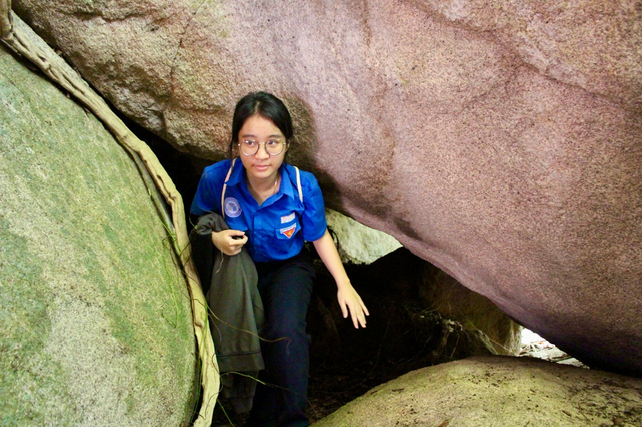 Em Trần Hồ Bảo Trân (học sinh trường THPT Phạm Văn Đồng) chia sẻ: “Hôm nay là một trải nghiệm cực kỳ đáng nhớ và ý nghĩa đối với em. Hành trình đến được đây vô cùng nhiều thử thách và em đã vượt qua giới hạn của bản thân. Em rất xúc động, bồi hồi và cảm phục khi tận mắt thấy nơi ăn, chốn ở, những chứng tích về cuộc đời hoạt động cách mạng hết sức gian khổ, hy sinh, nhưng rất đỗi tự hào của các chiến sĩ”.