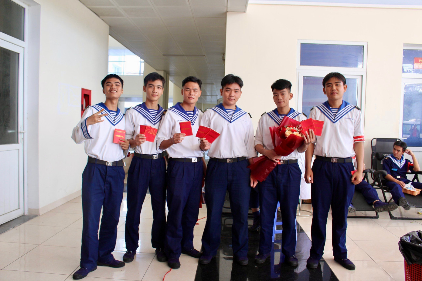 Học viên sau khi tham gia hiến máu. Học viên sau khi tham gia hiến máu.