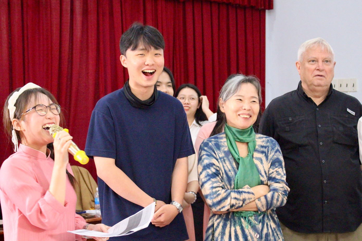 Tại chương trình, thông qua trò chơi đố vui sinh động đã mang đến cho sinh viên quốc tế những kiến thức về phong tục đón tết quen thuộc của người Việt như: truyền thống gói bánh chưng, các nghi lễ đêm giao thừa, những điều nên làm và kiêng kị trong ngày đầu năm mới. Tại chương trình, thông qua trò chơi đố vui sinh động đã mang đến cho sinh viên quốc tế những kiến thức về phong tục đón tết quen thuộc của người Việt như: truyền thống gói bánh chưng, các nghi lễ đêm giao thừa, những điều nên làm và kiêng kị trong ngày đầu năm mới.