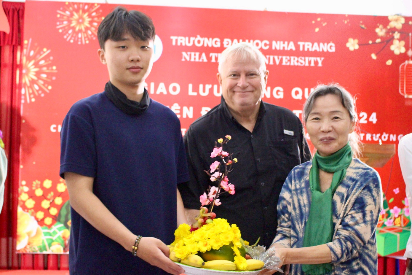 Sinh viên Kim Taejin (ảnh trái, đến từ Hàn Quốc) chia sẻ: “Đây là năm đầu tiên em đón tết Việt Nam, em thấy tết ở đây có rất nhiều điểm đặc trưng khác với tết tại quê hương em. Sau khi tìm hiểu, em ấn tượng nhất với hoạt động mọi người cùng quay quần bên nhau gói bánh chưng, bánh tét vào những ngày tết”. Sinh viên Kim Taejin (ảnh trái, đến từ Hàn Quốc) chia sẻ: “Đây là năm đầu tiên em đón tết Việt Nam, em thấy tết ở đây có rất nhiều điểm đặc trưng khác với tết tại quê hương em. Sau khi tìm hiểu, em ấn tượng nhất với hoạt động mọi người cùng quay quần bên nhau gói bánh chưng, bánh tét vào những ngày tết”.