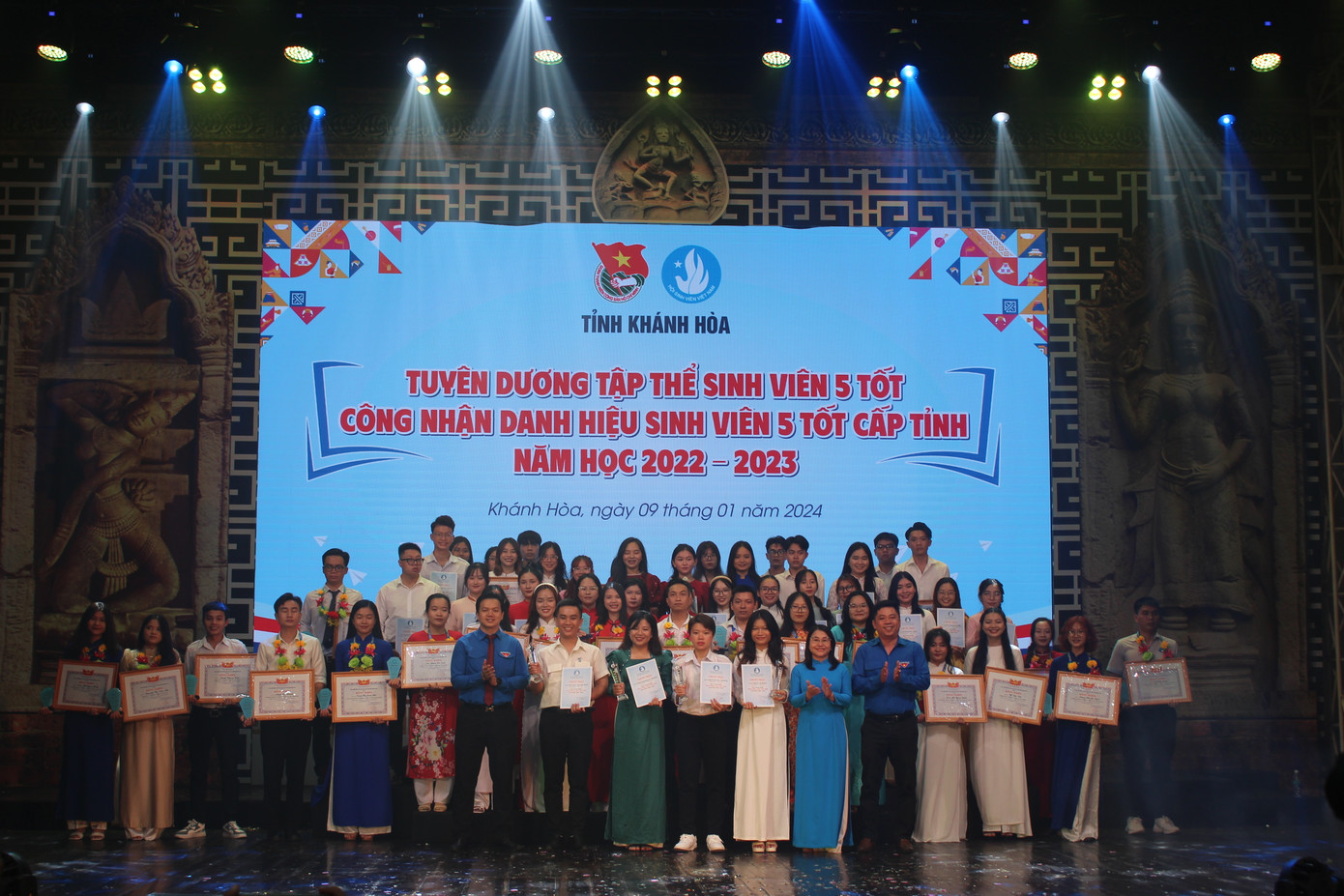 Các tập thể, cá nhân đạt danh hiệu "Sinh viên 5 tốt" được tuyên dương. Các tập thể, cá nhân đạt danh hiệu "Sinh viên 5 tốt" được tuyên dương.