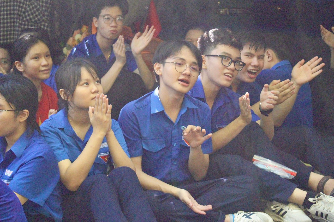 Cùng hát vang những ca khúc hào hùng giữa không gian linh thiêng khiến các bạn trẻ vô cùng xúc động.