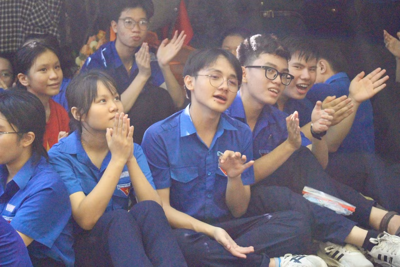 Cùng hát vang những ca khúc hào hùng giữa không gian linh thiêng khiến các bạn trẻ vô cùng xúc động. Cùng hát vang những ca khúc hào hùng giữa không gian linh thiêng khiến các bạn trẻ vô cùng xúc động.