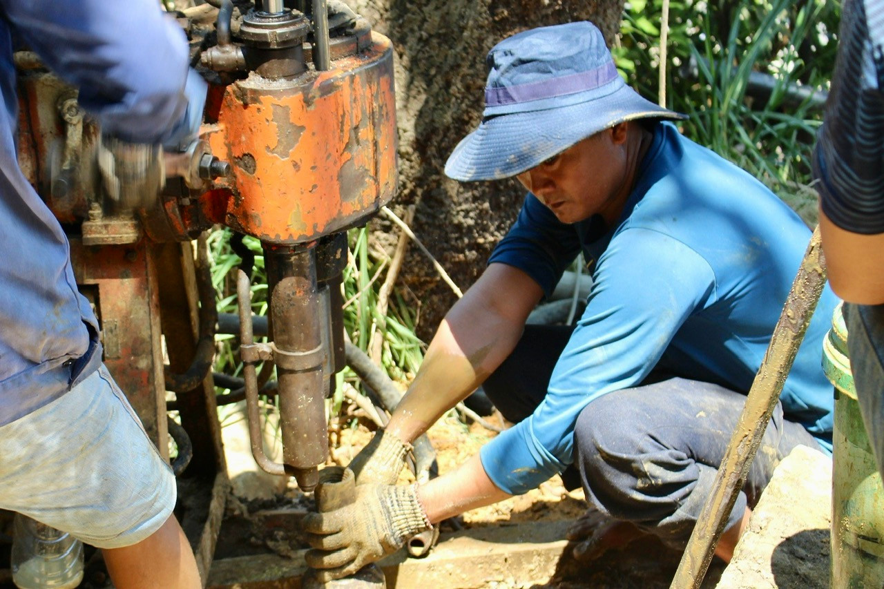 Quá trình thực hiện đòi hỏi sự phối hợp nhịp nhàng, cẩn thận để tránh xảy ra sai sót.
