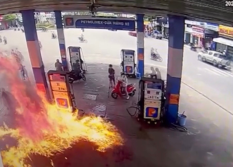 Hình ảnh camera ghi lại đối tượng Châu phóng hoả, đốt cây xăng ở khu vực Mã Vòng, TP Nha Trang. Hình ảnh camera ghi lại đối tượng Châu phóng hoả, đốt cây xăng ở khu vực Mã Vòng, TP Nha Trang.