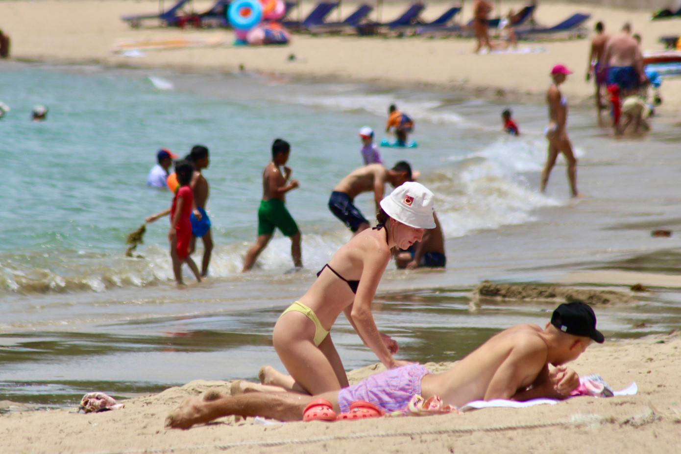 Đây là thời điểm lý tưởng để khách nước ngoài tắm nắng.