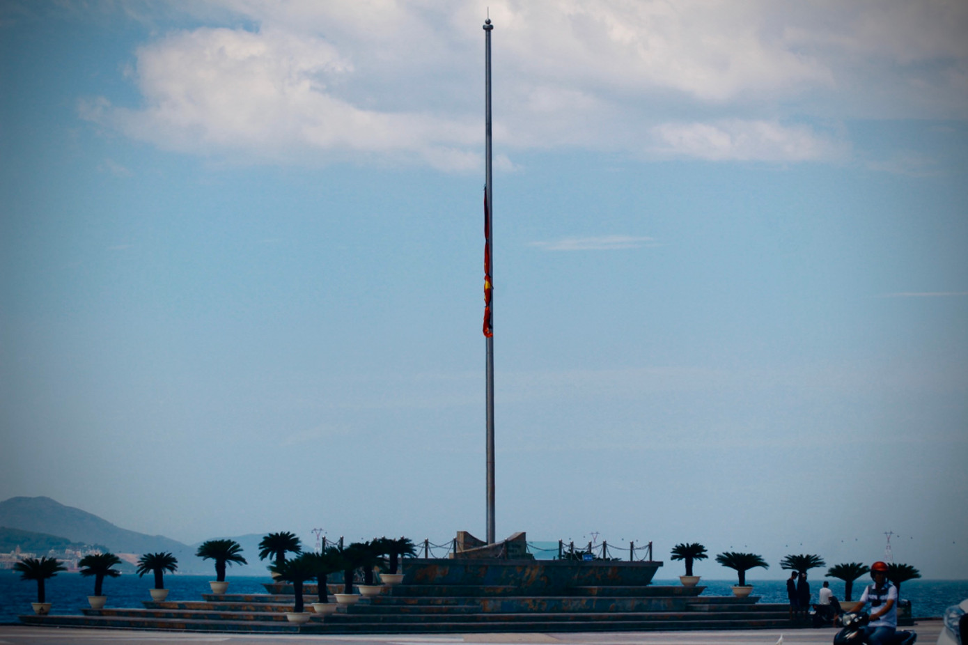 Theo ghi nhận của PV Tiền Phong ngày 24/7, nhiều cơ quan, tổ chức, khu dân cư ở TP. Nha Trang đồng loạt treo cờ rủ để tưởng nhớ Tổng Bí thư Nguyễn Phú Trọng. Cột cờ tại Quảng trường 2/4 đã thực hiện nghi thức thắt dải băng đen tưởng niệm. Theo ghi nhận của PV Tiền Phong ngày 24/7, nhiều cơ quan, tổ chức, khu dân cư ở TP. Nha Trang đồng loạt treo cờ rủ để tưởng nhớ Tổng Bí thư Nguyễn Phú Trọng. Cột cờ tại Quảng trường 2/4 đã thực hiện nghi thức thắt dải băng đen tưởng niệm.