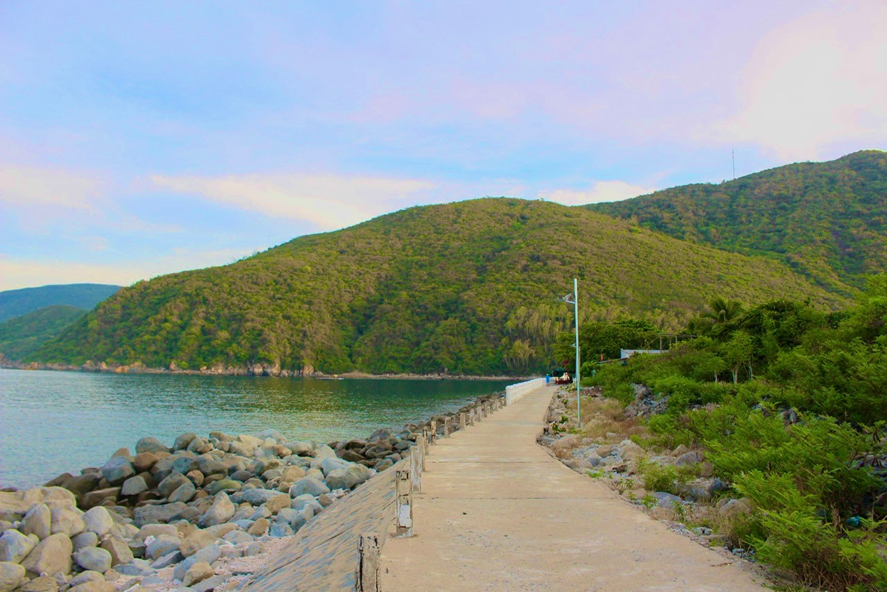 Để đến được hải đăng Hòn Lớn, từ bến đò đảo Bích Đầm du khách có thể đi bộ khoảng 4 km hoặc thuê những người ngư dân chở xe máy với chi phí khoảng 100.000 đồng/người cả vòng đi và vòng về.