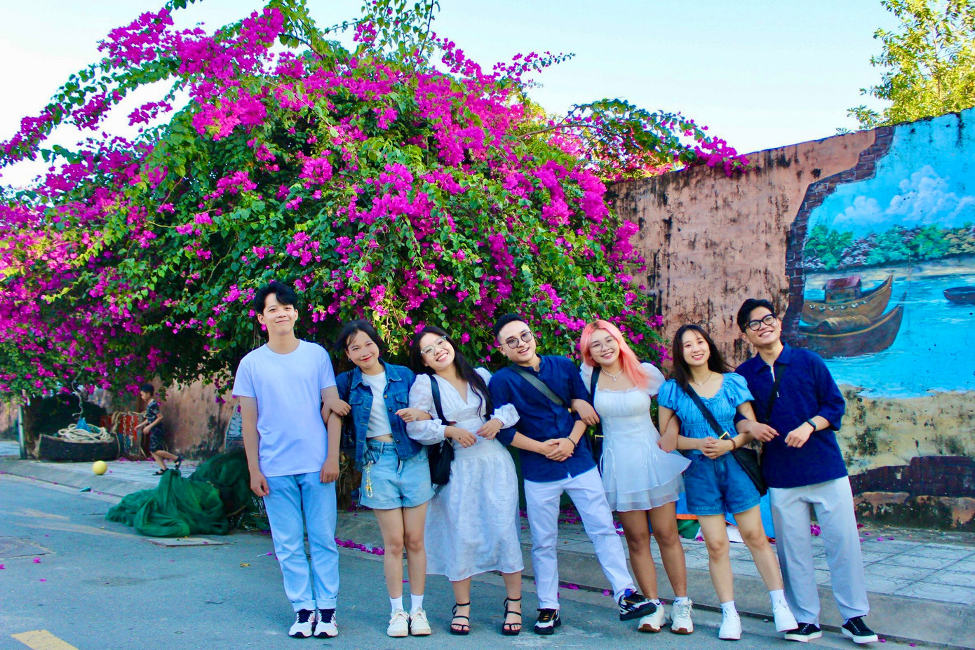 Theo chỉ dẫn trên mạng xã hội, một nhóm bạn trẻ đến từ TPHCM đã lựa chọn địa điểm này để lưu giữ những kỷ niệm thanh xuân bên sắc hồng của hoa giấy.