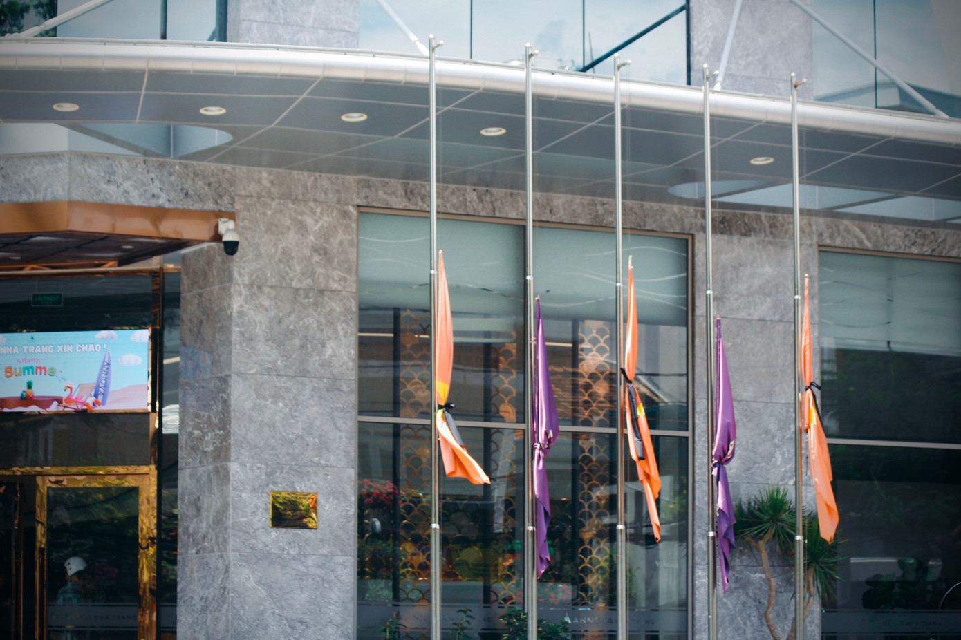 Tại các khách sạn, cơ sở lưu trú, cờ rủ được treo trước lối vào tòa nhà. Tang lễ Tổng Bí thư Nguyễn Phú Trọng được tổ chức theo nghi thức Quốc tang vào ngày 25 và 26/7. Trong hai ngày Quốc tang, các cơ quan, công sở, nơi công cộng treo cờ rủ, không tổ chức các hoạt động vui chơi giải trí công cộng. Tại các khách sạn, cơ sở lưu trú, cờ rủ được treo trước lối vào tòa nhà. Tang lễ Tổng Bí thư Nguyễn Phú Trọng được tổ chức theo nghi thức Quốc tang vào ngày 25 và 26/7. Trong hai ngày Quốc tang, các cơ quan, công sở, nơi công cộng treo cờ rủ, không tổ chức các hoạt động vui chơi giải trí công cộng.