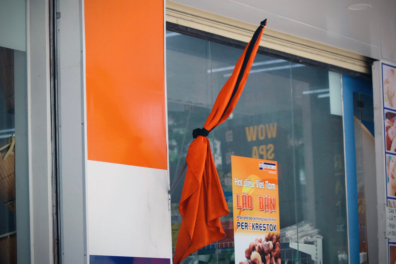 Một đơn vị kinh doanh trên khu phố tấp nập du khách nước ngoài treo cờ rủ để tưởng nhớ Tổng Bí thư Nguyễn Phú Trọng. Một đơn vị kinh doanh trên khu phố tấp nập du khách nước ngoài treo cờ rủ để tưởng nhớ Tổng Bí thư Nguyễn Phú Trọng.