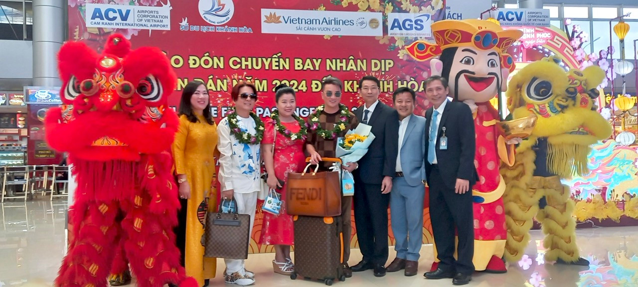 Ca sĩ Đàm Vĩnh Hưng, ca sĩ Vũ Hà là 2 trong số 3 vị khách may mắn được lãnh đạo tỉnh Khánh Hòa tặng quà khi đến Cam Ranh trong ngày mùng 1 Tết Giáp Thìn. Ca sĩ Đàm Vĩnh Hưng, ca sĩ Vũ Hà là 2 trong số 3 vị khách may mắn được lãnh đạo tỉnh Khánh Hòa tặng quà khi đến Cam Ranh trong ngày mùng 1 Tết Giáp Thìn.