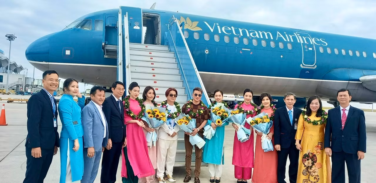 Đại diện các ban ngành, lãnh đạo tỉnh Khánh Hoà tặng hoa du khách đến Nha Trang - Khánh Hoà.