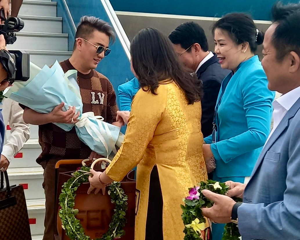 Ông Đinh Văn Thiệu (Phó Chủ tịch UBND tỉnh Khánh Hòa) cùng lãnh đạo Sở Du lịch và các đơn vị đã ra tận cầu thang máy bay để tặng hoa cho du khách. Ông Đinh Văn Thiệu (Phó Chủ tịch UBND tỉnh Khánh Hòa) cùng lãnh đạo Sở Du lịch và các đơn vị đã ra tận cầu thang máy bay để tặng hoa cho du khách.