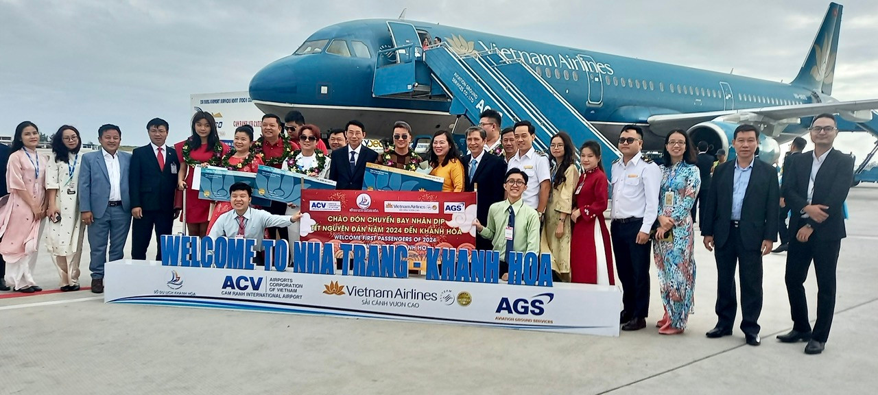 Cảng hàng không Quốc tế Cam Ranh tổ chức đón những vị khách xông đất du lịch Nha Trang - Khánh Hoà Cảng hàng không Quốc tế Cam Ranh tổ chức đón những vị khách xông đất du lịch Nha Trang - Khánh Hoà