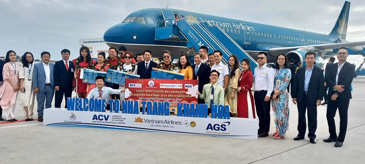 Cảng hàng không Quốc tế Cam Ranh tổ chức đón những vị khách xông đất du lịch Nha Trang - Khánh Hoà