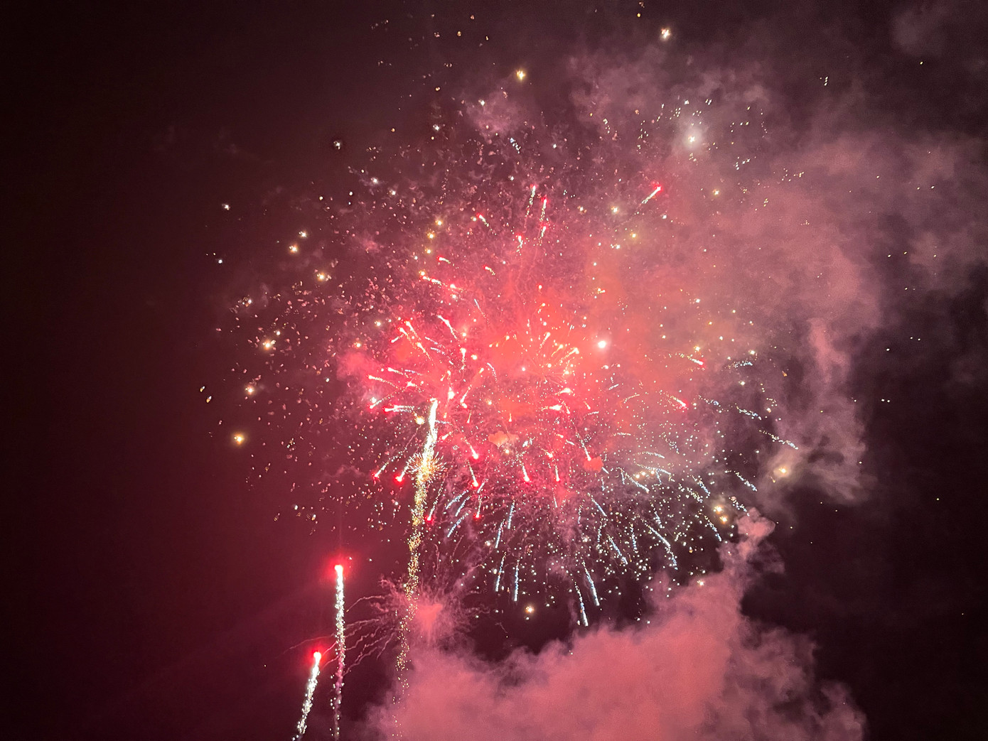 Màn pháo hoa đẹp mắt như "hút hồn" người xem. Màn pháo hoa đẹp mắt như "hút hồn" người xem.