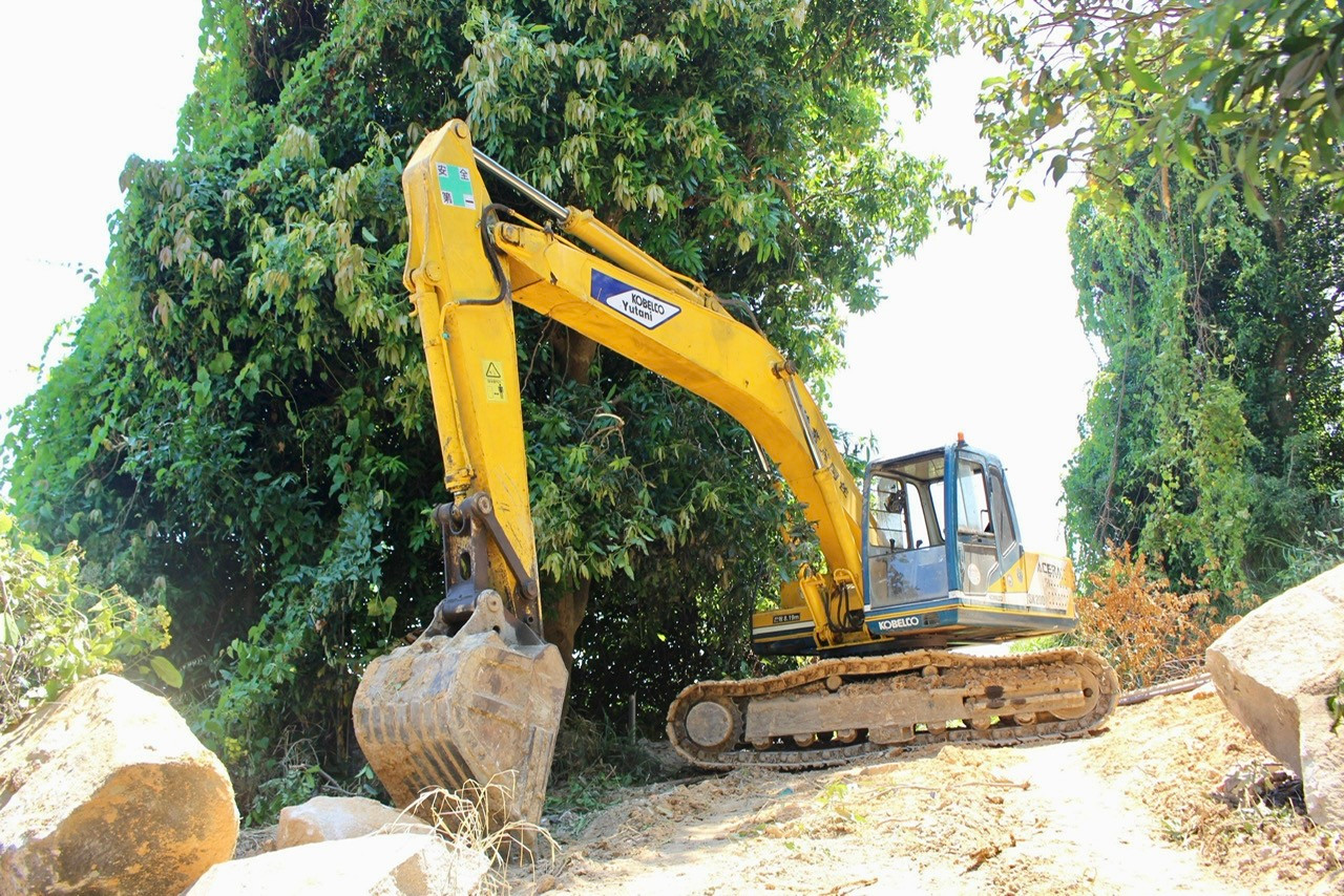 Máy múc mở đường đưa các trang thiết bị lên trên Đèo Cả để thực hiện công tác khắc phục sạt lở hầm đường sắt.