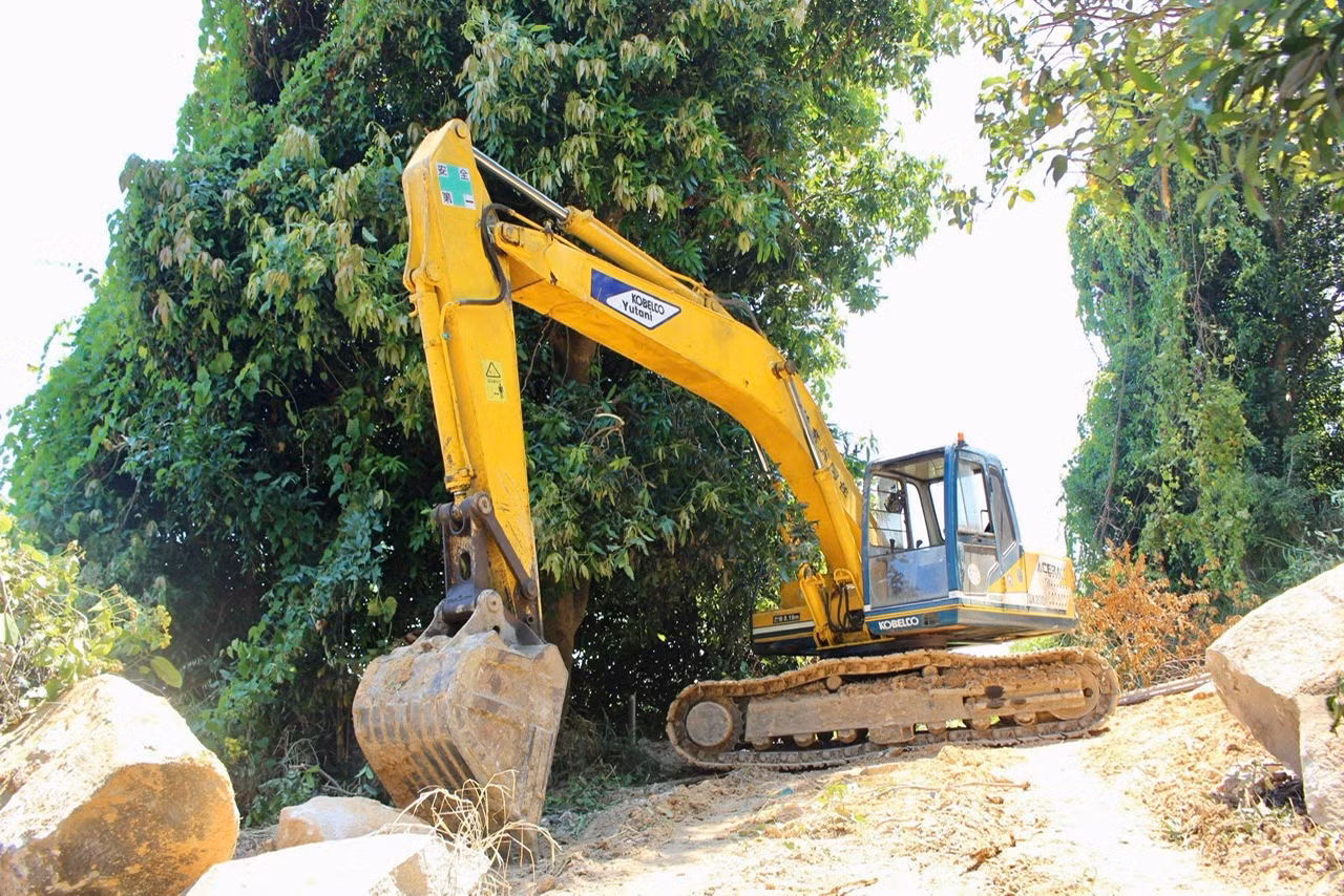 Các xe múc được điều đến hiện trường để thu dọn đất đá bên trong hầm. Các xe múc được điều đến hiện trường để thu dọn đất đá bên trong hầm.