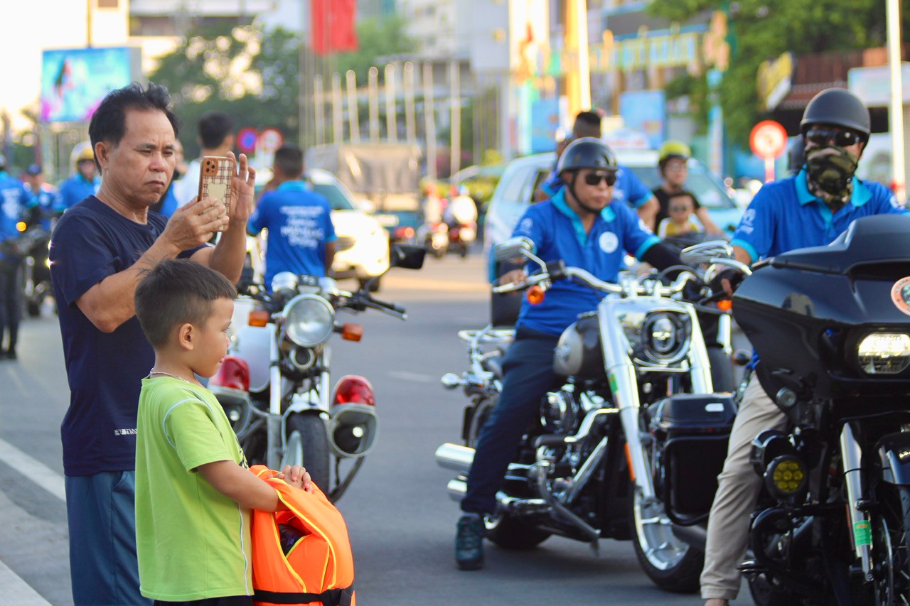Người dân và du khách đã có dịp chiêm ngưỡng 76 xe mô tô Harley Davidson diễu hành trên cung đường biển Trần Phú - Phạm Văn Đồng tại TP Nha Trang.