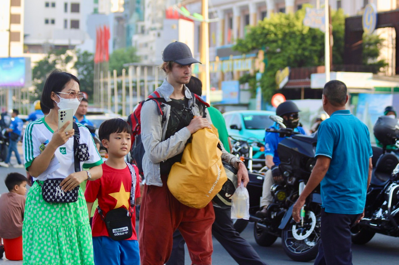 Chị Mai Thị Xuân Trang (du khách đến từ Ninh Thuận) chia sẻ: “Tôi cùng gia đình lựa chọn đến Nha Trang du lịch 3 ngày 2 đêm. Trùng hợp là ngay mùa lễ hội nên có rất nhiều hoạt động thú vị để chúng tôi trải nghiệm. Dù đường phố có phần đông đúc hơn nhưng không ảnh hưởng đến lịch trình vui chơi của gia đình tôi”.