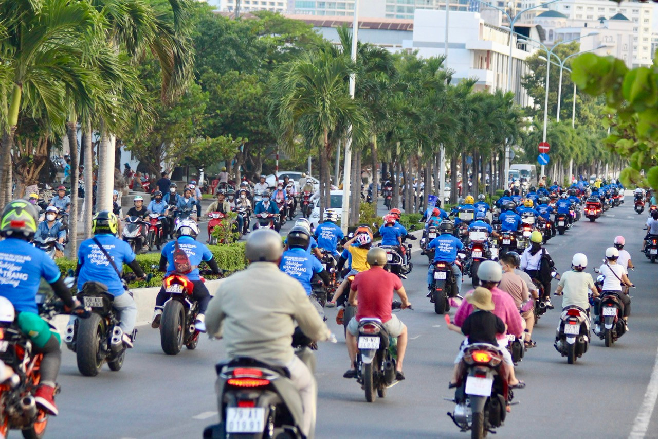 Sự xuất hiện nhiều siêu xe đã góp thêm không khí rộn ràng, vui tươi trước thềm khai mạc Liên hoan du lịch biển Nha Trang.