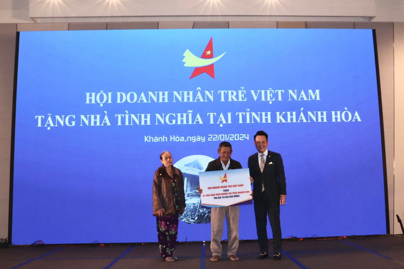 Hội Doanh nhân trẻ Việt Nam tặng nhà tình nghĩa tại tỉnh Khánh Hòa.