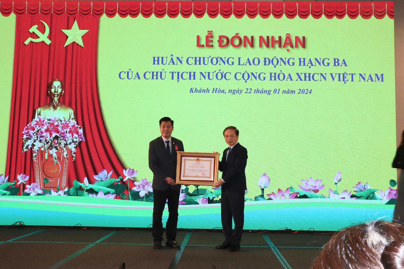 Thừa uỷ quyền của Chủ tịch nước, Phó Trưởng Ban thường trực Ban Dân vận Trung ương Phạm Tất Thắng trao Huân chương Lao động hạng Ba cho anh Hoàng Công Đoàn - Phó Chủ tịch Hội Doanh nhân trẻ Việt Nam.