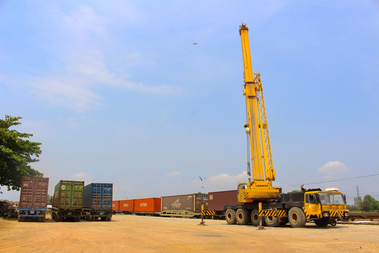 Theo đại diện Chi nhánh Vận tải đường sắt Nha Trang, tất cả chi phí trung chuyển hàng hóa đều do ngành đường sắt chi trả và chủ hàng không phải chịu thêm bất kỳ chi phí phát sinh.