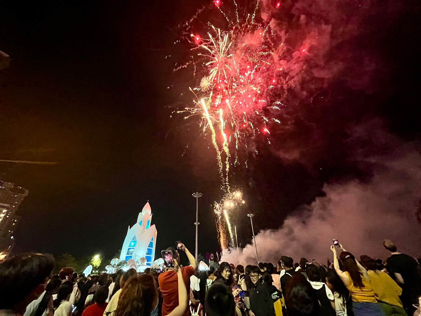 Du khách đến với TP Nha Trang mỗi dịp cuối tuần sẽ được thưởng thức pháo hoa.