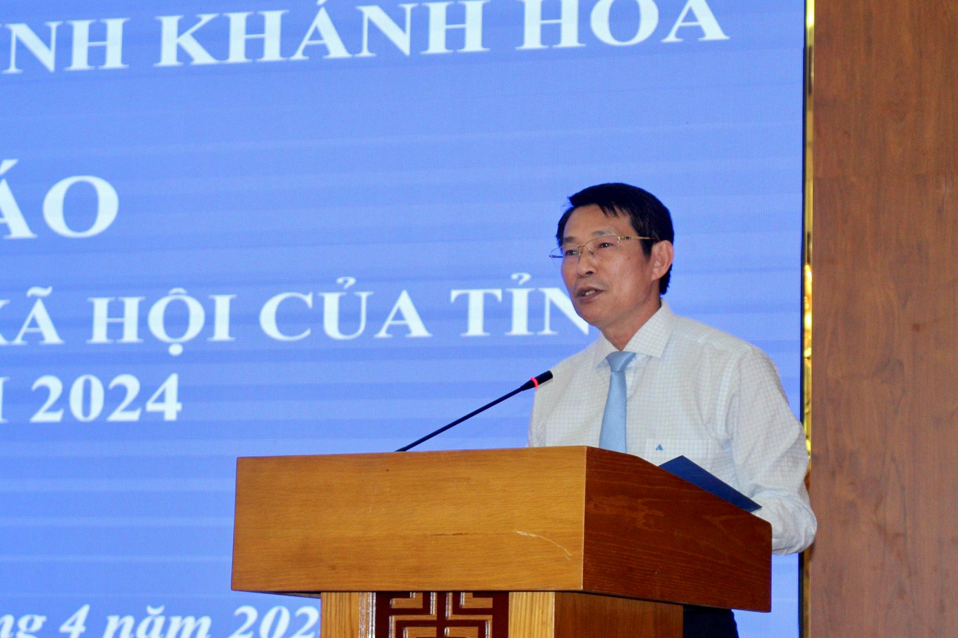 Ông Đinh Văn Thiệu - Phó Chủ tịch UBND tỉnh Khánh Hòa thông tin tại buổi họp báo.