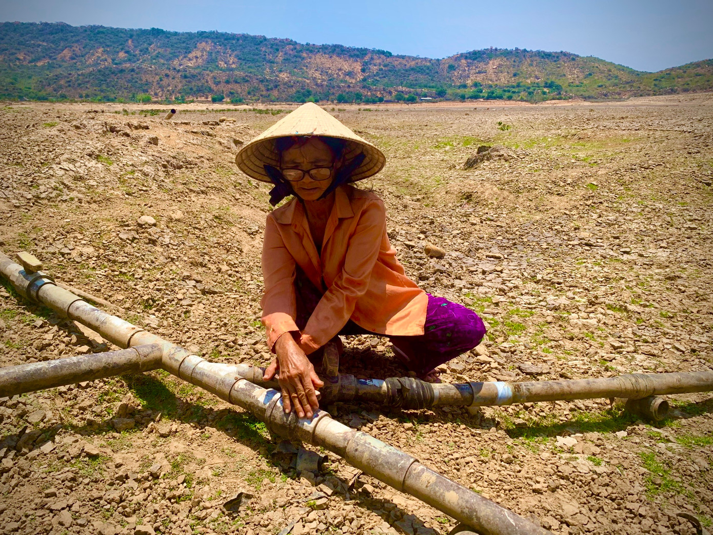 Theo người dân tại xã Nhơn Hải (huyện Ninh Hải), tình trạng thiếu nước trong mùa khô tại hồ Ông Kinh hầu như năm nào cũng xảy ra, vì vào mùa mưa hồ không tích được đầy nước, thường đến khoảng tháng 2 năm sau đã bắt đầu cạn.