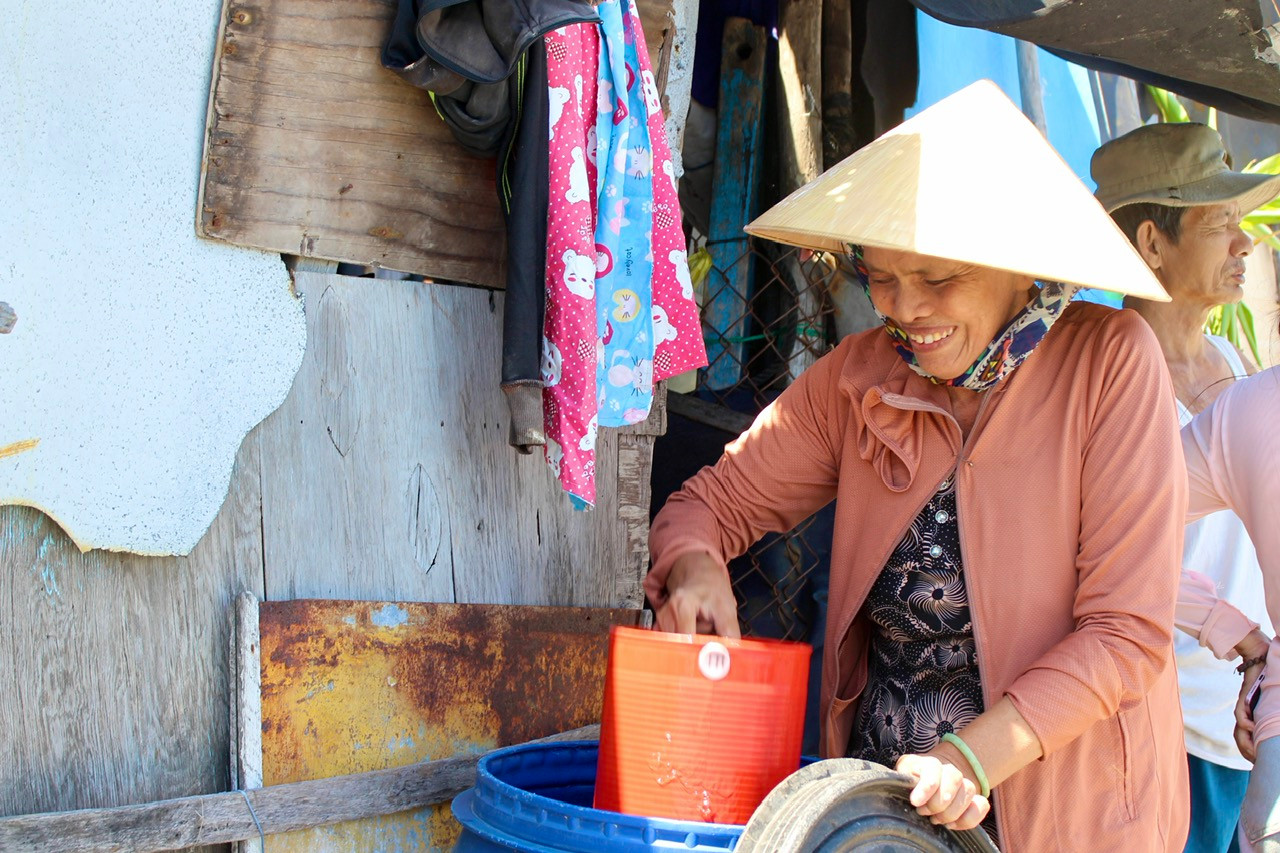 Vợ chồng ông Trần Dậu (ở tổ dân phố 1 Trí Nguyên, phường Vĩnh Nguyên) chia sẻ: “Công ty cấp nước mỗi ngày nên chúng tôi chỉ lấy đủ dùng thôi, còn để dành cho người khác. Nhà chỉ có 2 vợ chồng già nên mấy hôm nay xách nước về ê ẩm cả người. Mấy nhà trên núi phải gánh nước lên tội lắm”. Vợ chồng ông Trần Dậu (ở tổ dân phố 1 Trí Nguyên, phường Vĩnh Nguyên) chia sẻ: “Công ty cấp nước mỗi ngày nên chúng tôi chỉ lấy đủ dùng thôi, còn để dành cho người khác. Nhà chỉ có 2 vợ chồng già nên mấy hôm nay xách nước về ê ẩm cả người. Mấy nhà trên núi phải gánh nước lên tội lắm”.