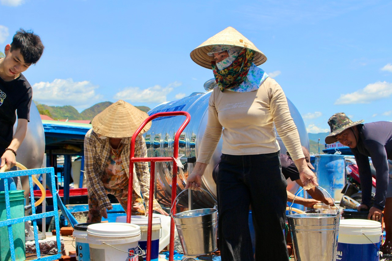 Nhiều người dân lựa chọn thời điểm giữa trưa để hứng nước vì vắng người, đỡ phải xếp hàng lâu. Nhiều người dân lựa chọn thời điểm giữa trưa để hứng nước vì vắng người, đỡ phải xếp hàng lâu.