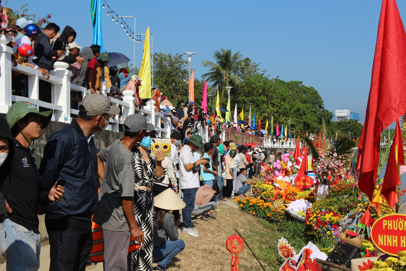Đông nghịt khán giả đến theo dõi, cổ vũ đã “mãn nhãn” với phần trình diễn các đội thi.