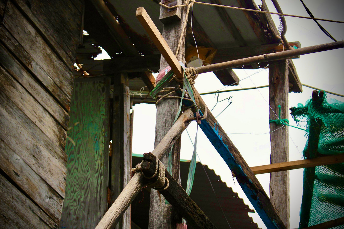 Những căn nhà chồ cũ nát phải chằng chống bằng dây thừng. Những căn nhà chồ cũ nát phải chằng chống bằng dây thừng.