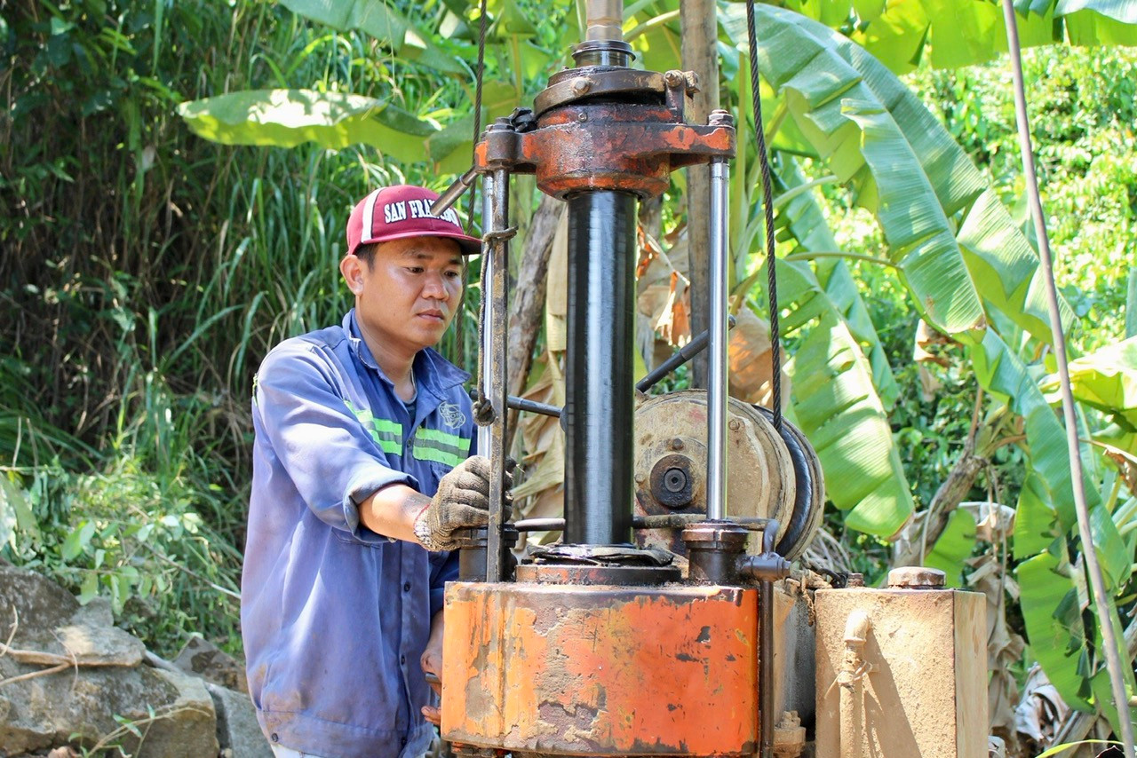 Đội khoan có nhiệm vụ thăm dò, tìm chính xác điểm sạt lở sau đó đưa đường ống xuống phía dưới, phục vụ cho công tác nhồi bê tông để làm đông cứng đất đá ở khu vực xung quanh. Đến nay đã có hàng trăm khối bê tông được bơm từ đỉnh núi xuống trần hầm Bãi Gió ngay khu vực xảy ra sạt lở để ngăn tình trạng sạt lở tiếp tục xảy ra.