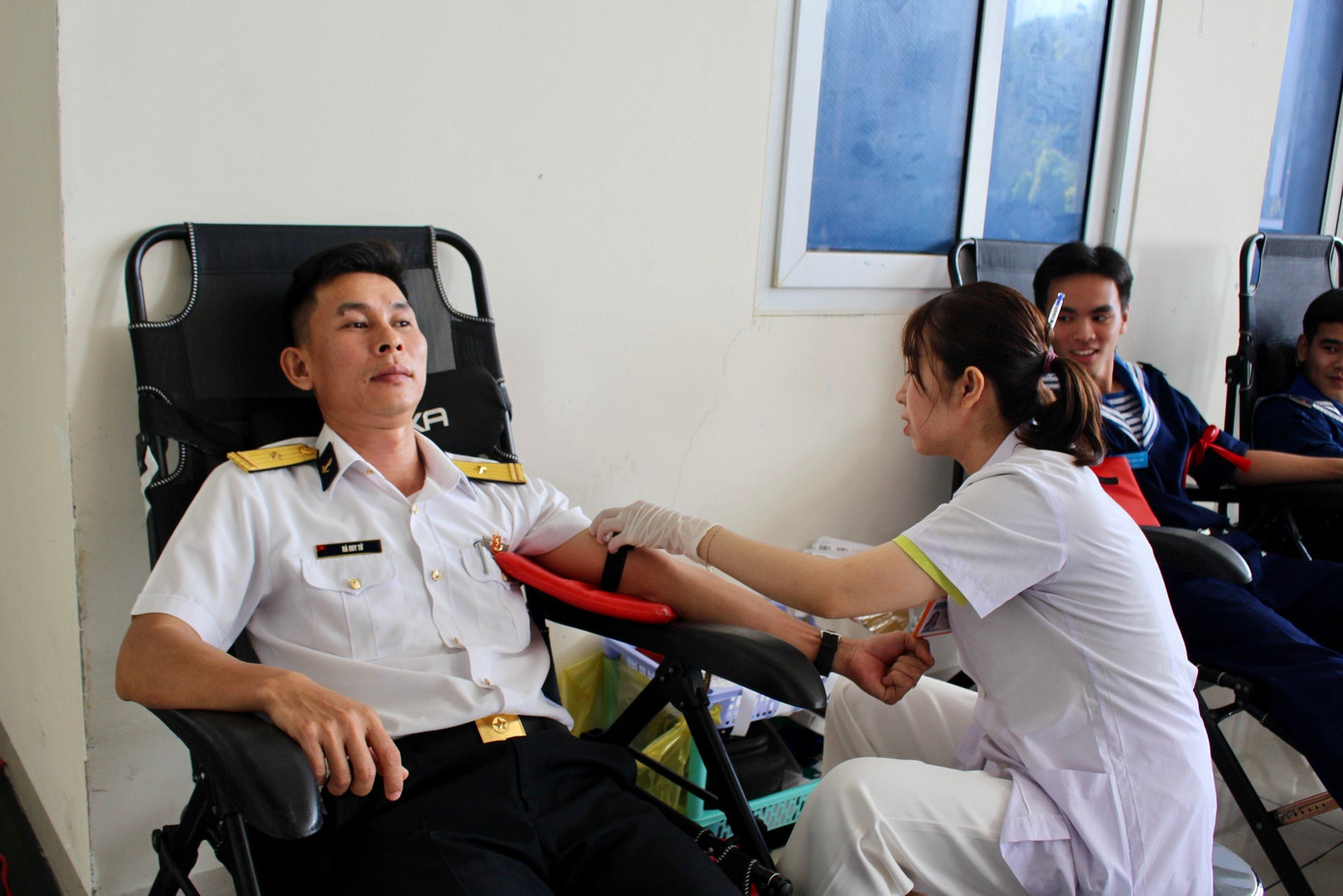 Đồng chí Hà Huy Tứ (công tác tại Ban Tuyên huấn, Phòng Chính trị Học viện Hải quân) cho biết: “Chủ Nhật Đỏ là chương trình hết sức ý nghĩa để mọi người thể hiện tinh thần tương thân tương ái và trách nhiệm với cộng đồng. Hôm nay là lần thứ 16 tôi tham gia hiến máu, tôi mong muốn lan tỏa thông điệp hiến máu là nghĩa cử cao đẹp, là truyền thống quý báu của dân tộc Việt Nam”. Đồng chí Hà Huy Tứ (công tác tại Ban Tuyên huấn, Phòng Chính trị Học viện Hải quân) cho biết: “Chủ Nhật Đỏ là chương trình hết sức ý nghĩa để mọi người thể hiện tinh thần tương thân tương ái và trách nhiệm với cộng đồng. Hôm nay là lần thứ 16 tôi tham gia hiến máu, tôi mong muốn lan tỏa thông điệp hiến máu là nghĩa cử cao đẹp, là truyền thống quý báu của dân tộc Việt Nam”.