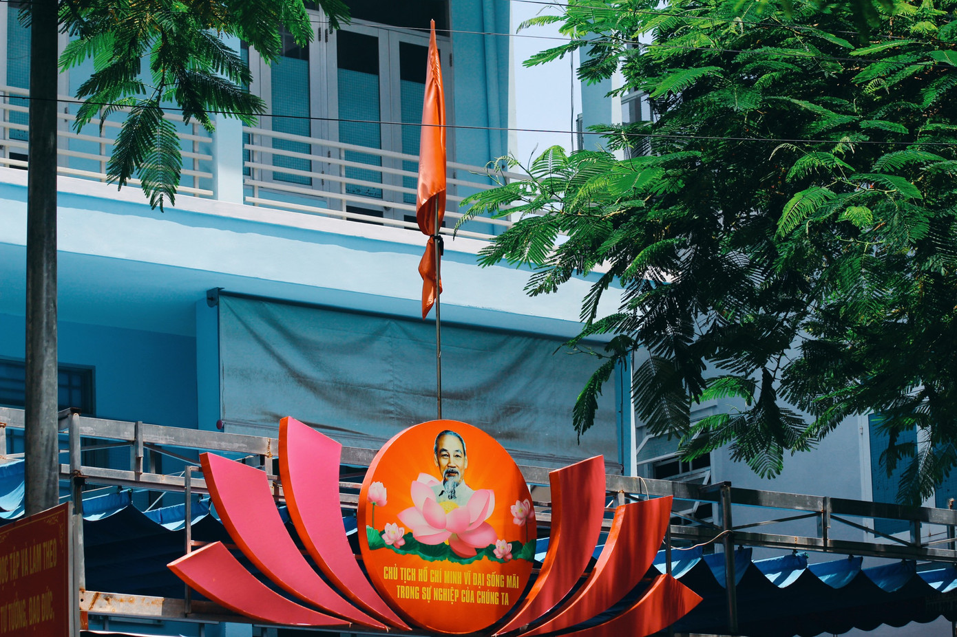 Những lá cờ thắt dải băng đen gọn gàng, trang nghiêm được treo lên trước ngày Quốc tang tưởng niệm Tổng Bí thư Nguyễn Phú Trọng. Những lá cờ thắt dải băng đen gọn gàng, trang nghiêm được treo lên trước ngày Quốc tang tưởng niệm Tổng Bí thư Nguyễn Phú Trọng.