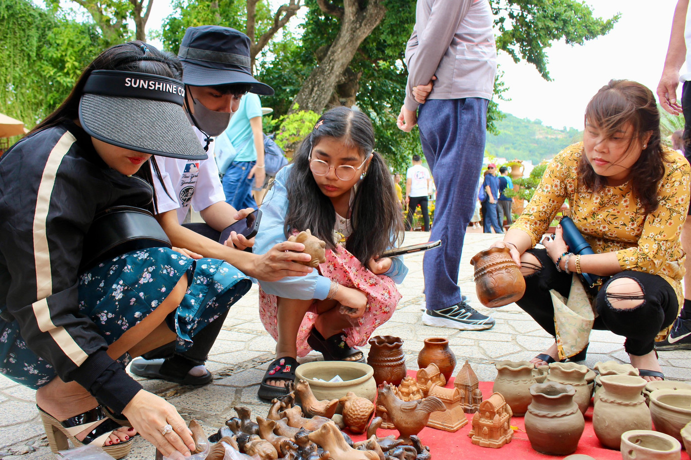 Du khách lựa chọn những sản phẩm lưu niệm bằng gốm để làm quà cho bạn bè, người thân.