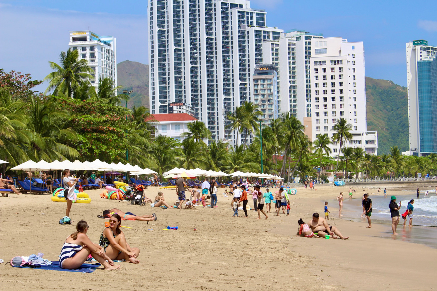 Dù biển động nhưng từ trưa đã đông đúc du khách đổ ra bãi biển Nha Trang tắm nắng, vui chơi.